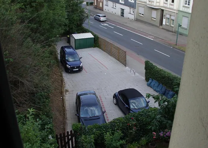 Schoenes Grosses Zimmer 1 Et Parkplatz Nach Verfuegbarkeit